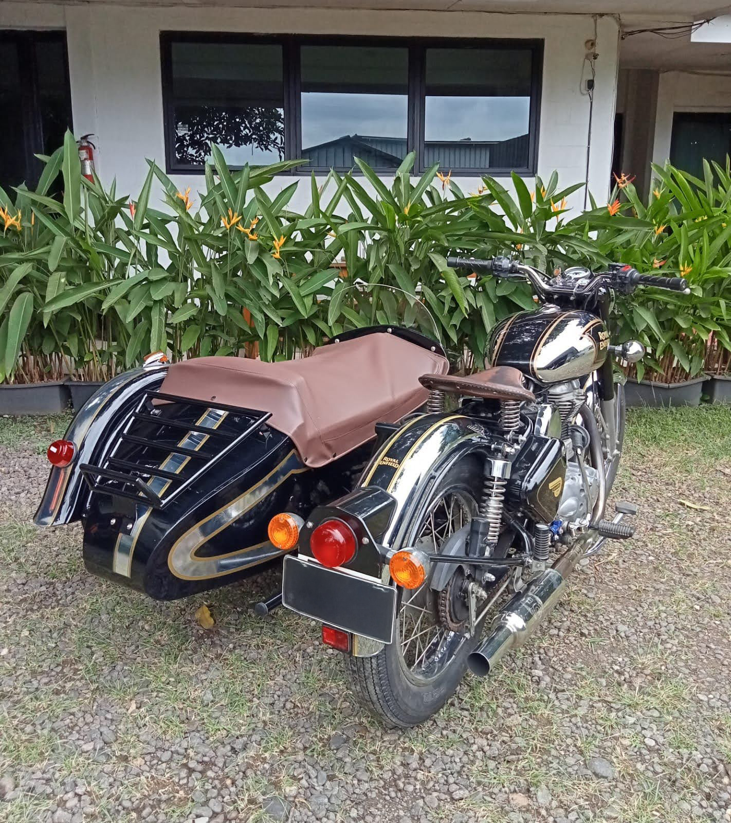 Royal Enfield Sidecar Black & Gold – side profile